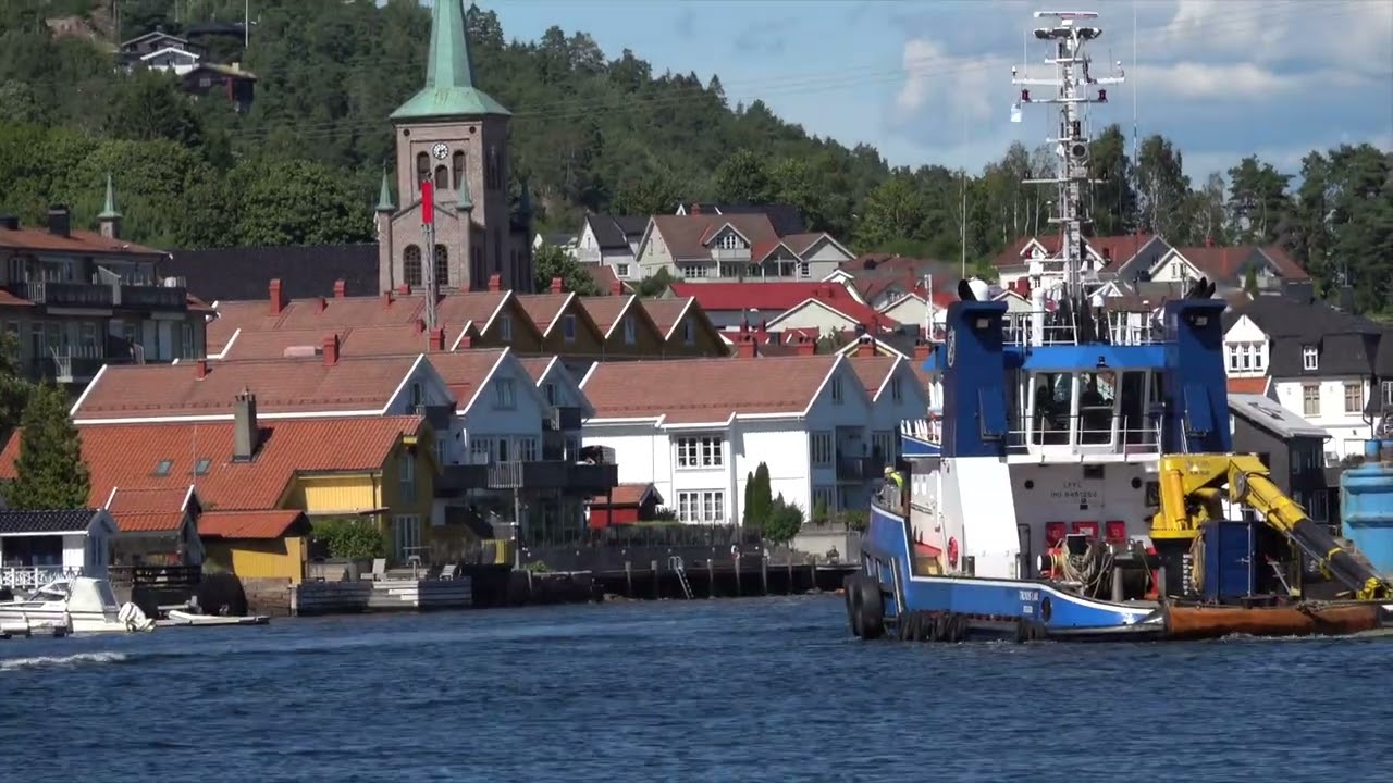 Lekter til kai i Svelvik assiteret av Tronds Lax og Gyltingen. Svelvikstrømmen.