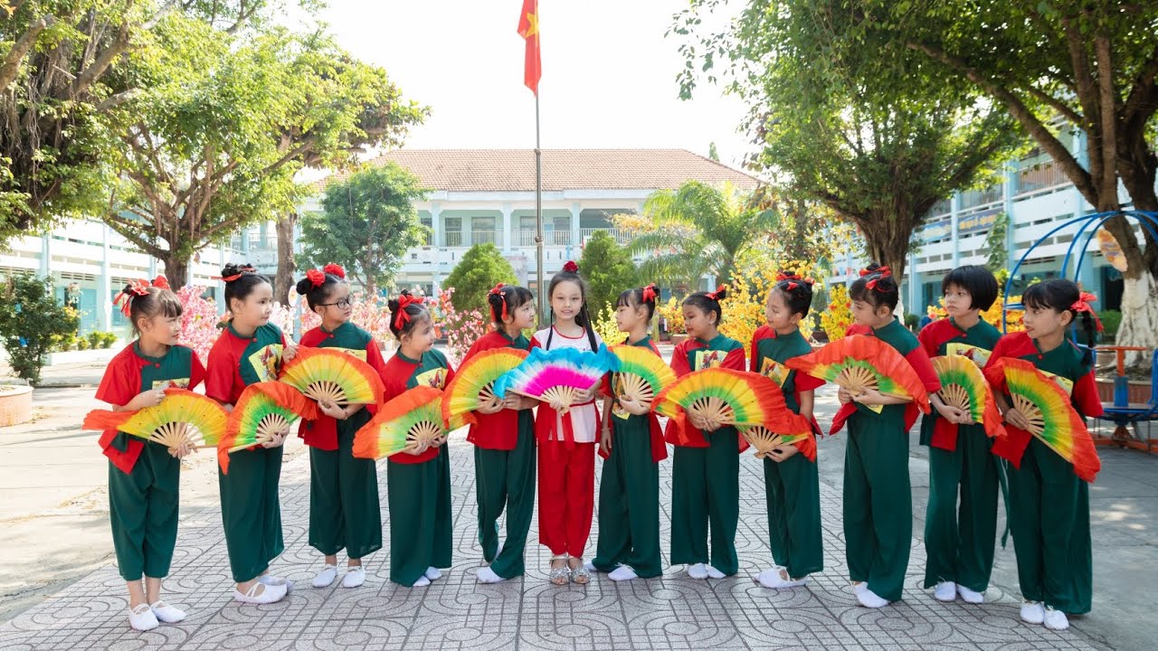 Bé Tường Vy tham gia hùng biện tiếng anh 