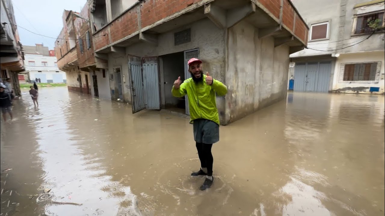 بسبب البنية تحتية المهترئة الفيضانات تدخل بيوت الناس بالقصر الكبير ورئيس مجلس البلدي والبرلماني غائب