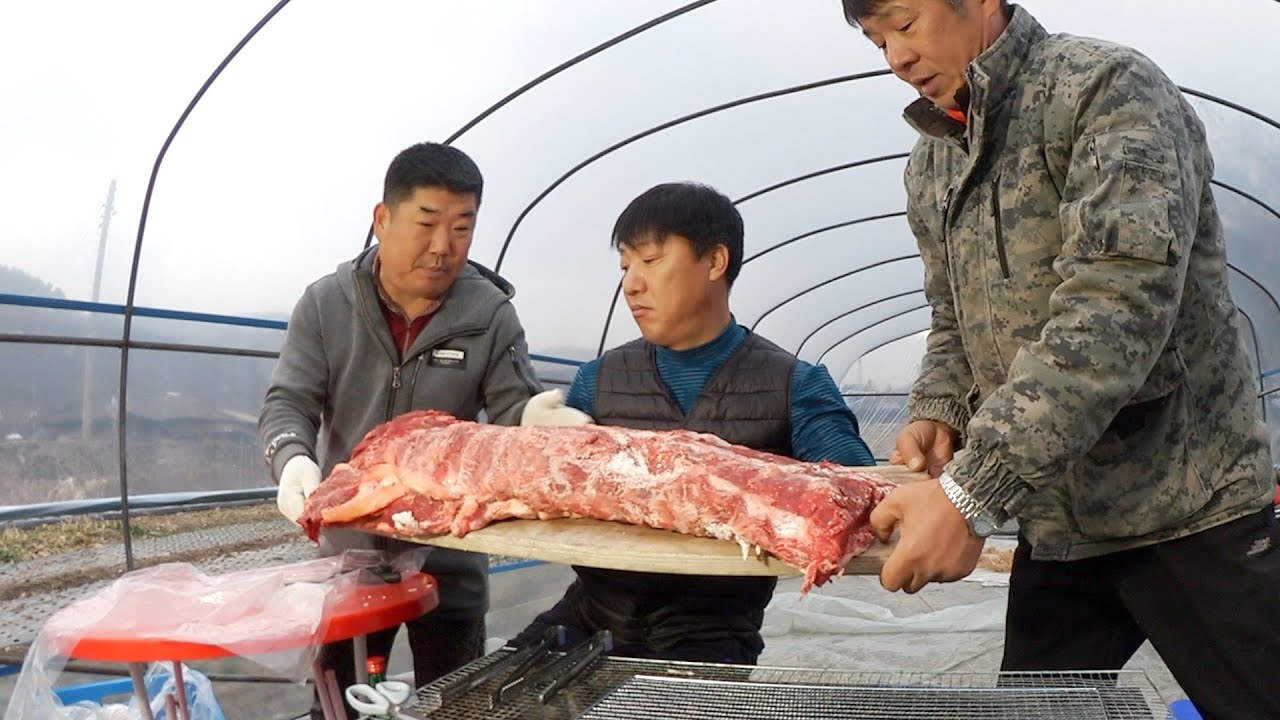 한우 등심을 통째로 썰어서 구워 먹기 [Grilled Korean beef sirloin]