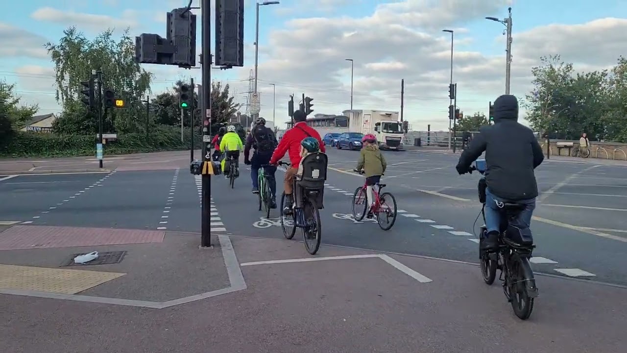 Lea Bridge Road / Orient Way Junction (1 / 10)