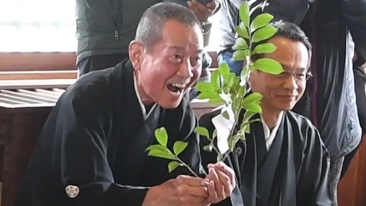 奇祭「笑い講」　豪快な笑いで豊作祈願