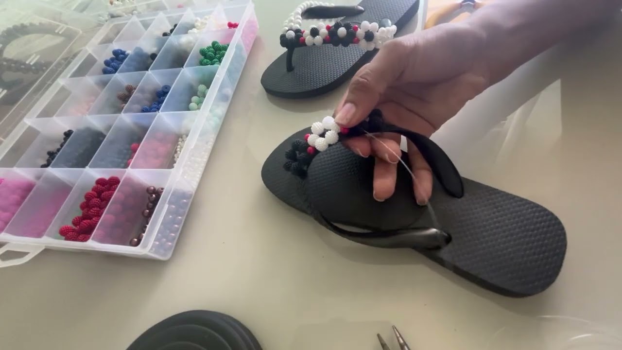 Como fazer flor simples de pérolas para decorar chinelos, customizar chinelos passo a passo