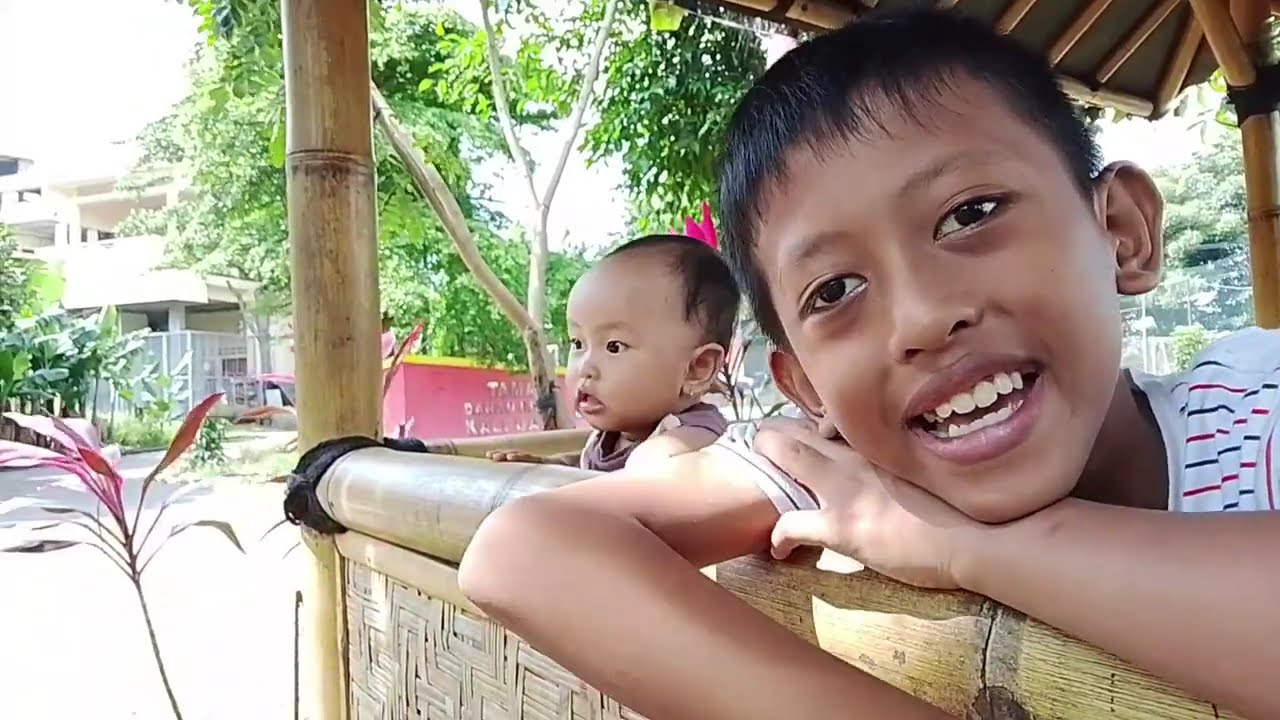 MENGAJAK BERMAIN ADIK KU DI GAZEBO