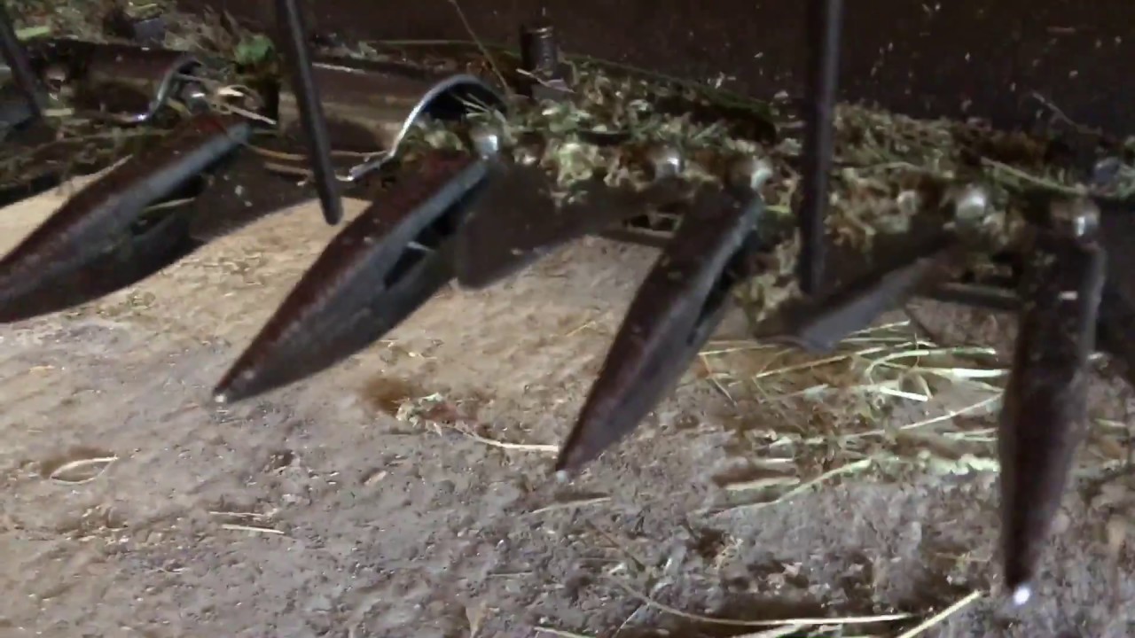 Changing knives New Holland 489 Haybine