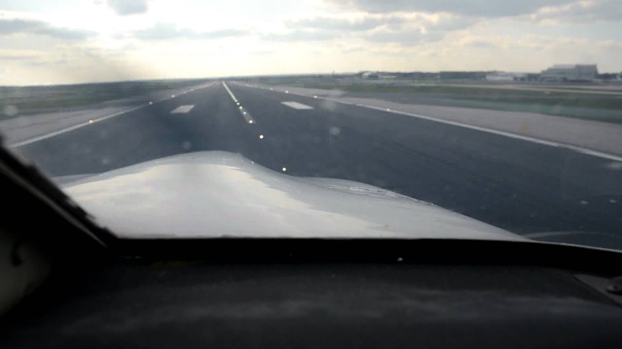 Crosswind Landing at Manchester International in PA28