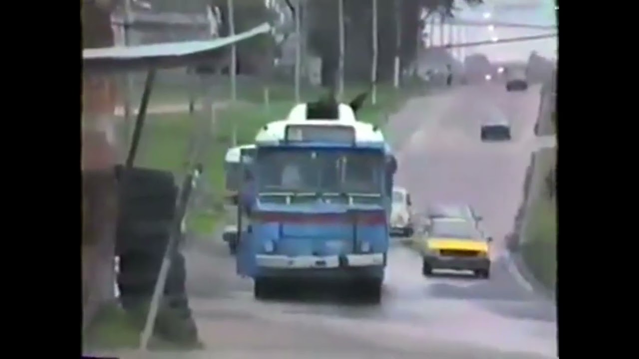 Montevideo troleb&uacute;s llegando a Punta de Rieles y bajada de la gente (video retro).