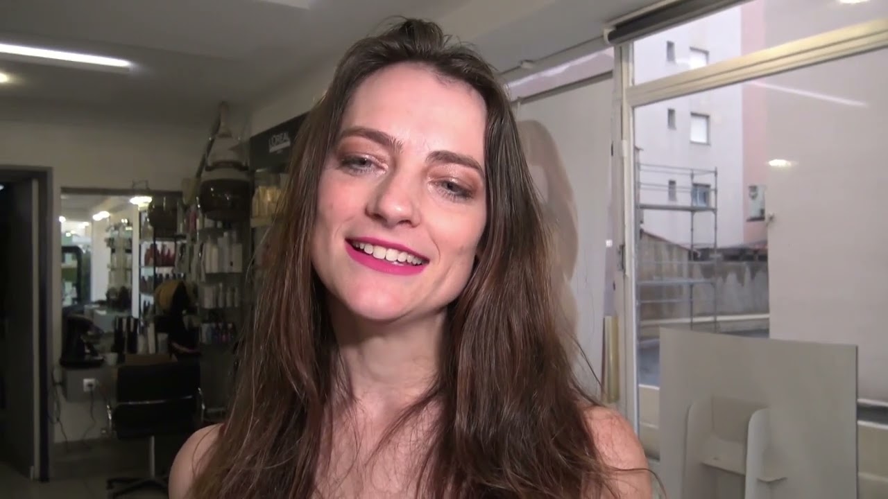 Cassie, coiffeuse, nous explique qu'elle rencontre tous les jours