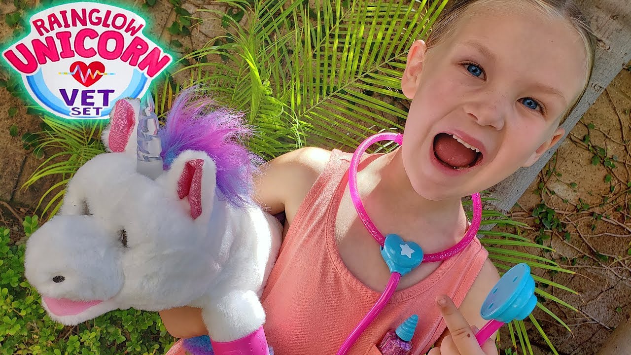 Taking Care of Our Sick Pet Unicorn! Pretend Play with Rainglow Unicorn Vet Set!