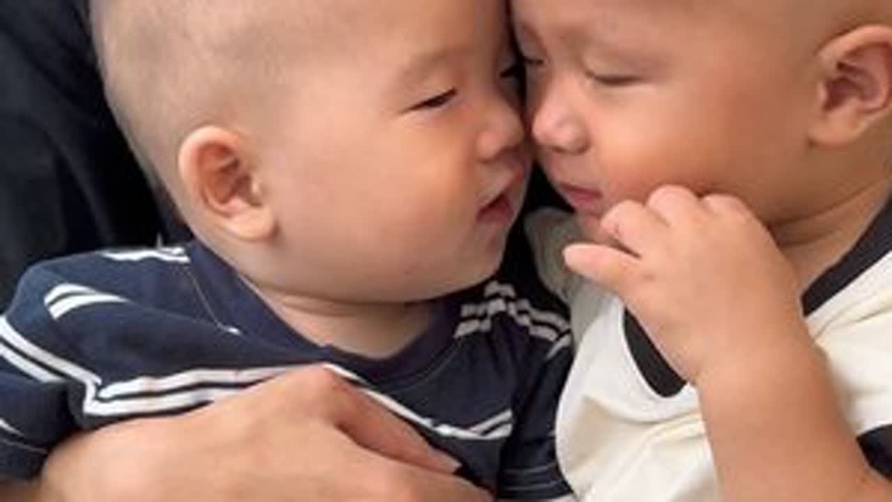 小二挑战一个人带三个孩子，兄弟两个开心的亲了起来，场面太搞笑了#见证成长 #一起长大一起玩耍