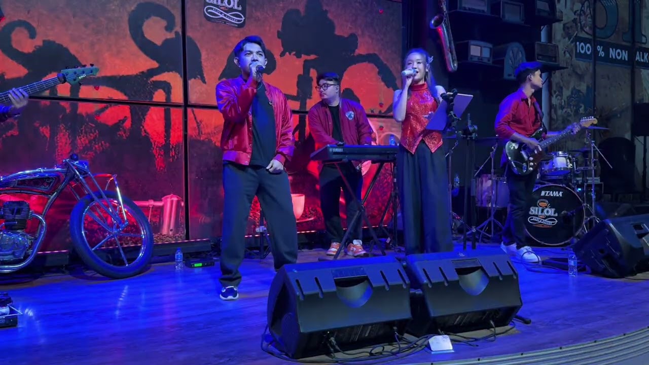 Hiburan Malam di Cafe Silol Yogya.  Setiap malam ada konser di sini 