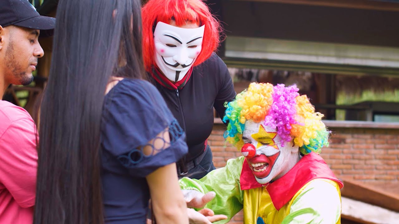 Se hicieron pasar por payasos para desenmascarar a sus parejas..
