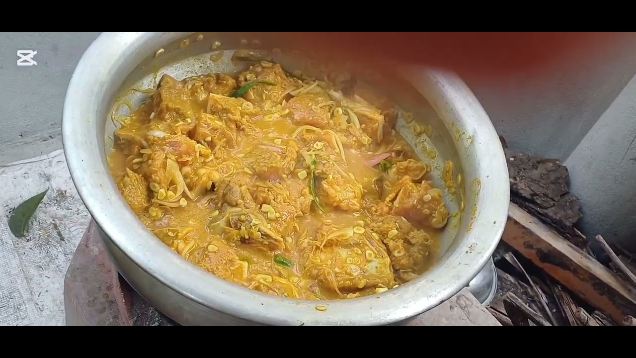 মাটির চুলায় গরুর মাংস রান্না অনেক মজাদার 