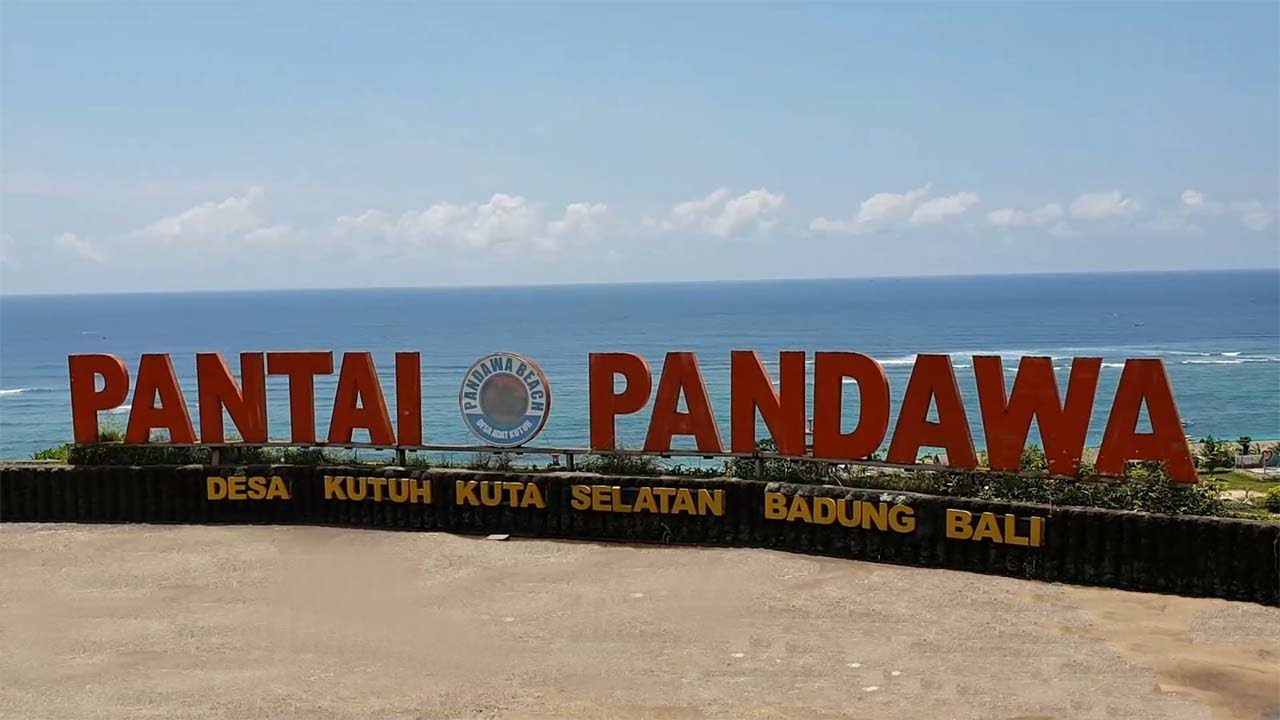 BALI: Pantai Pandawa, Kuta Selatan, Januari 2022.