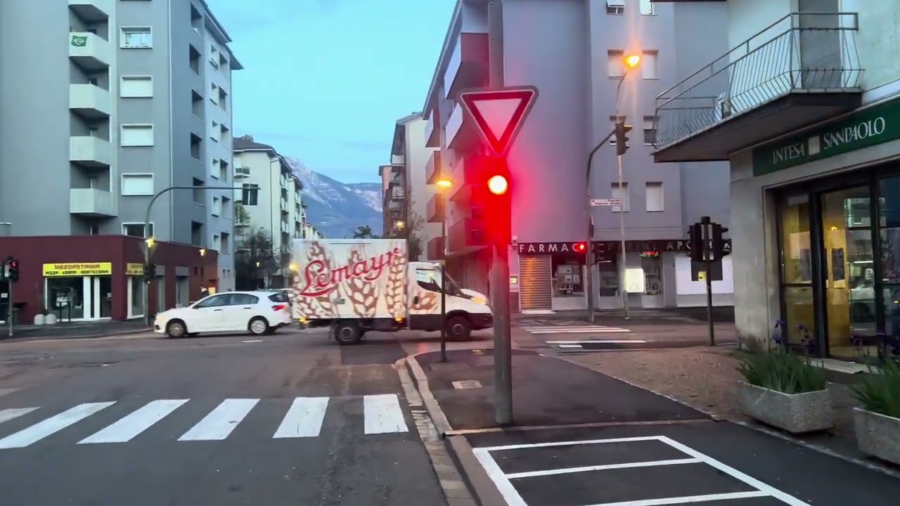 جولة فجرية بمدينة بولزانو الإيطالية ، الشمال الإيطالي . Bolzano Italy