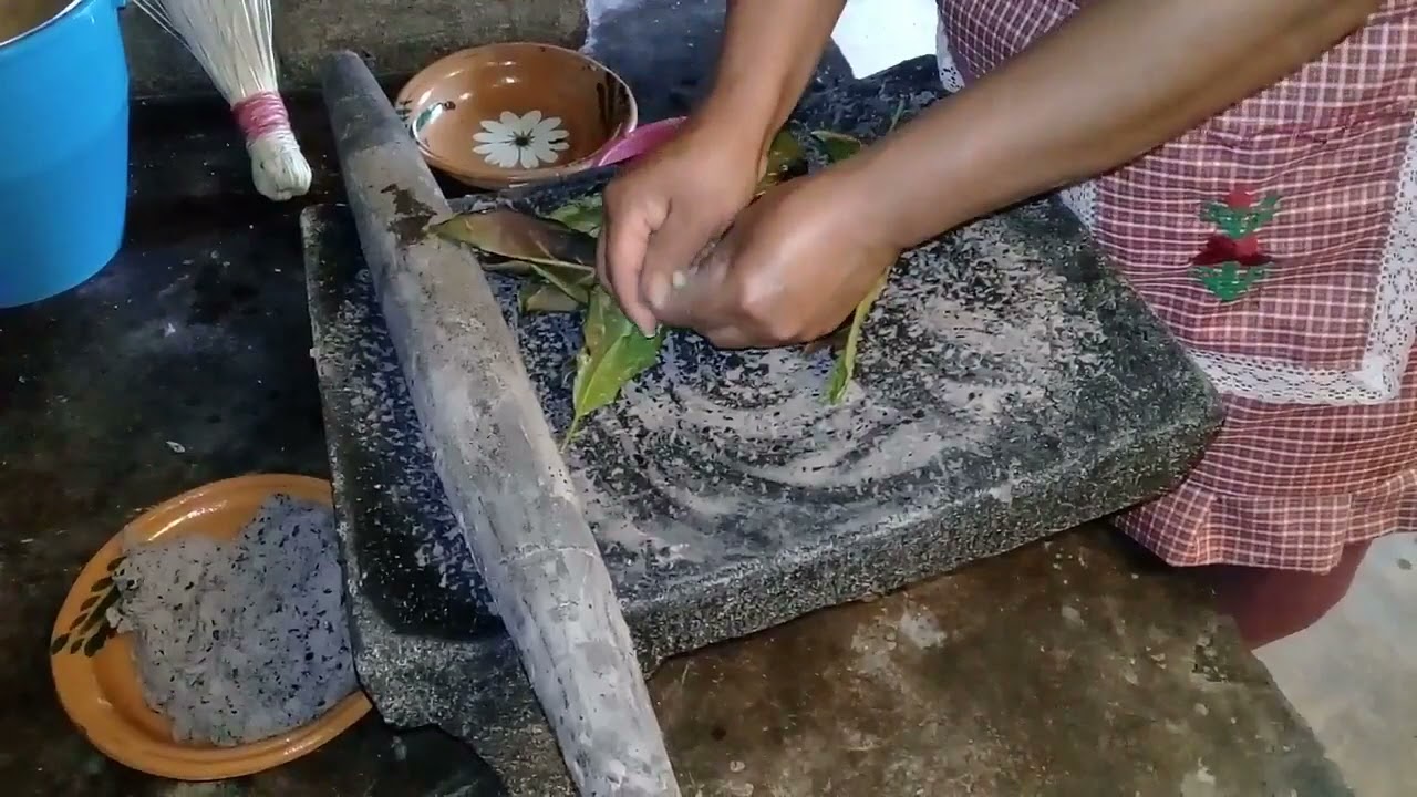 Asi se preparan unos ricos y deliciosos tlacoyos de frijol