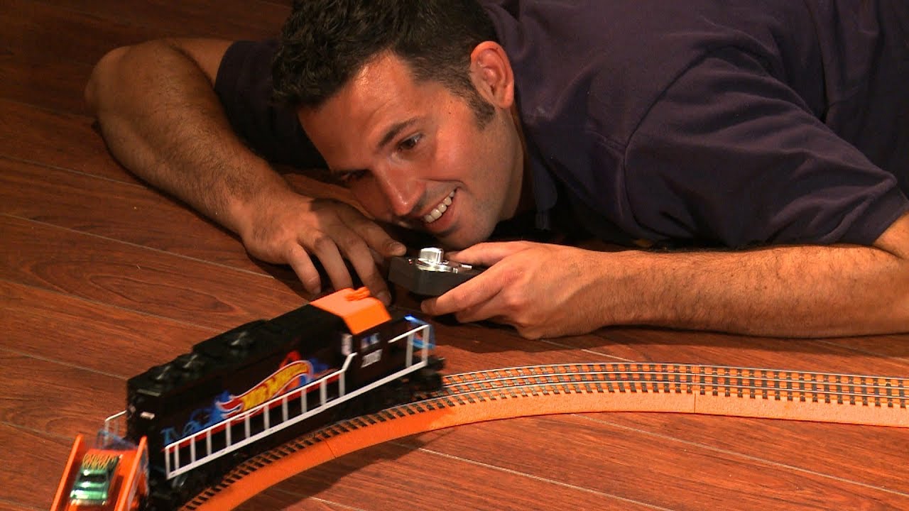 Распаковка набора поездов Lionel® Hot Wheels™