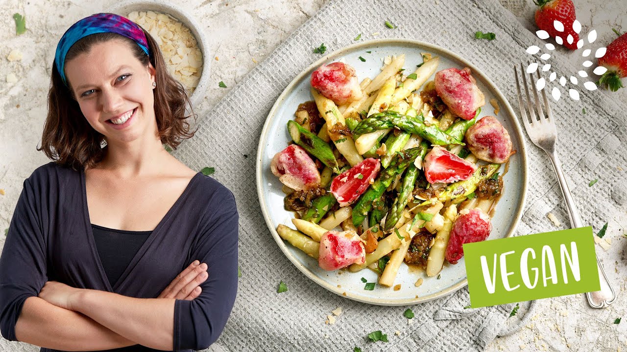 Spargelsalat mit Erdbeeren im Backteig [Rezept] - Vegan