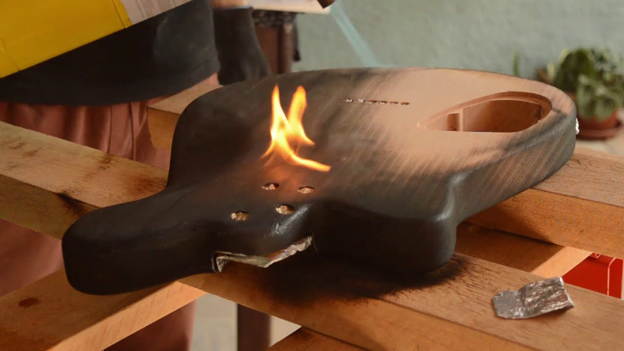 Demonstração da técnica Shou Sugi Ban para o acabamento de guitarras