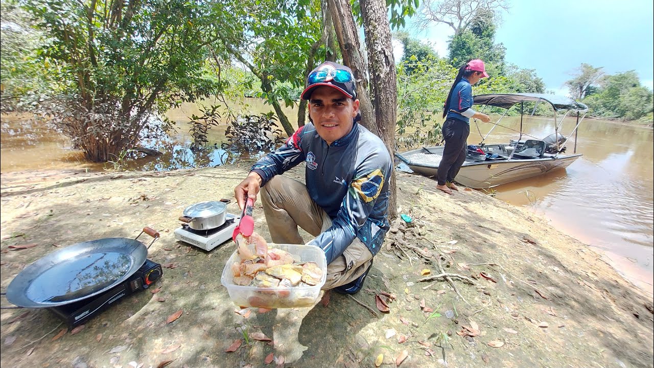Pescando com meus amigos e fritando na hora, ilha inundada de água ao derredor.