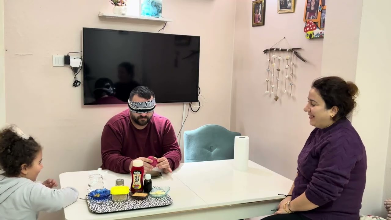 EŞİME ÖYLE BİR OYUN YAPTIK Kİ ... EVDE KAHKAHALAR HAVADA UÇUŞTU! (bisküvi ,pekmezli peynir)😂
