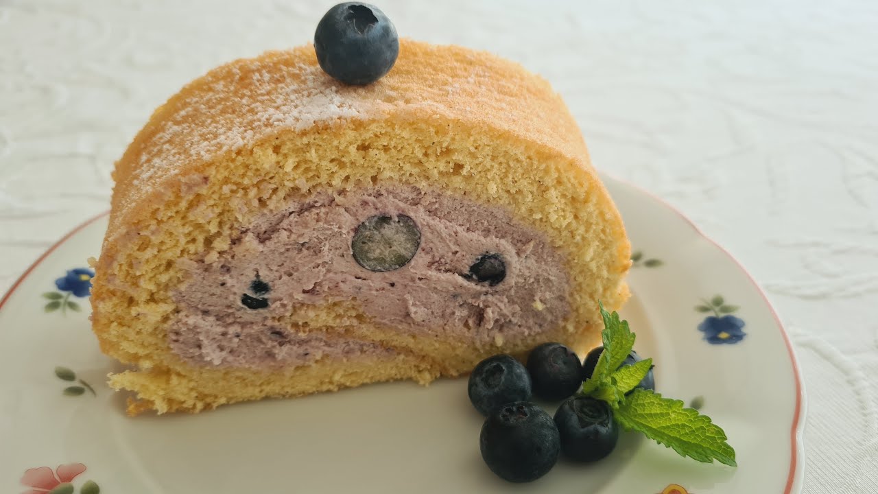 Biskuitrolle mit Heidelbeeren / Blaubeeren