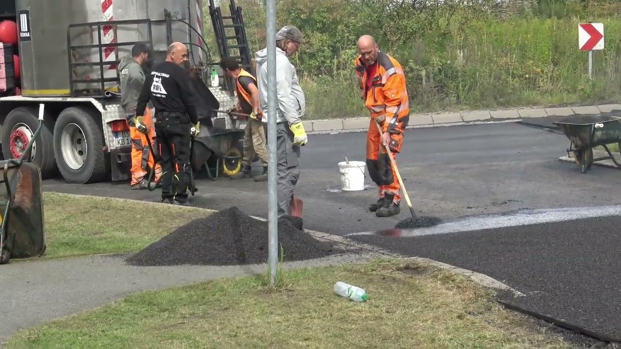 Der Ahnsbecker Kreisel in Lachendorf wird neu geteert.