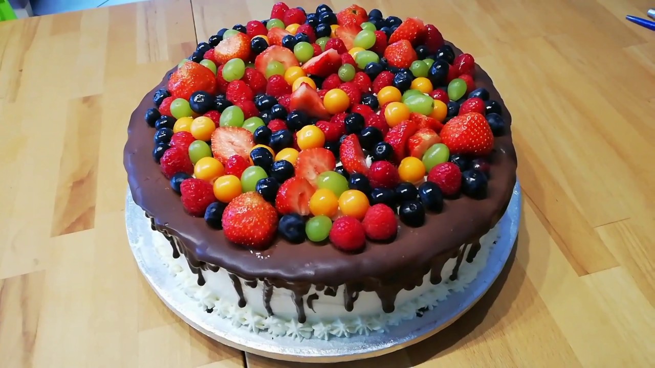 Fruchttorte mit Biskuit-Streifen im Inneren