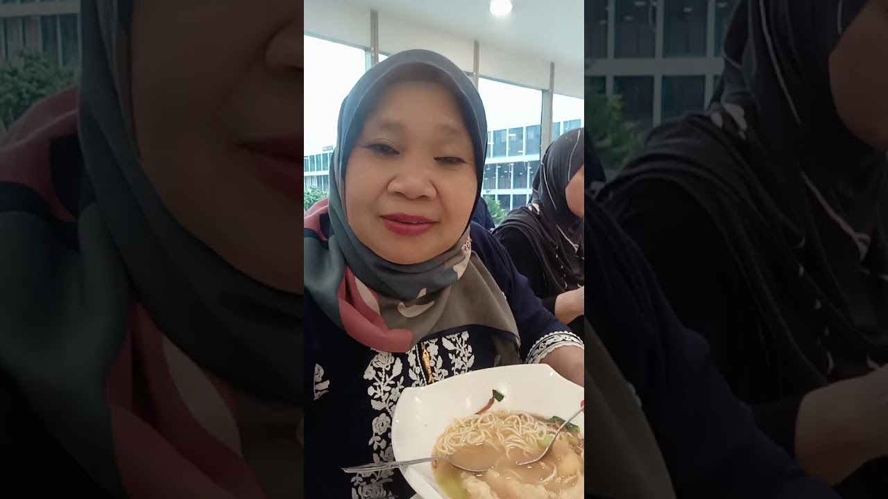 Makan mi kuah ikan goreng di restoran di topayo di Singapore gaess sedap#