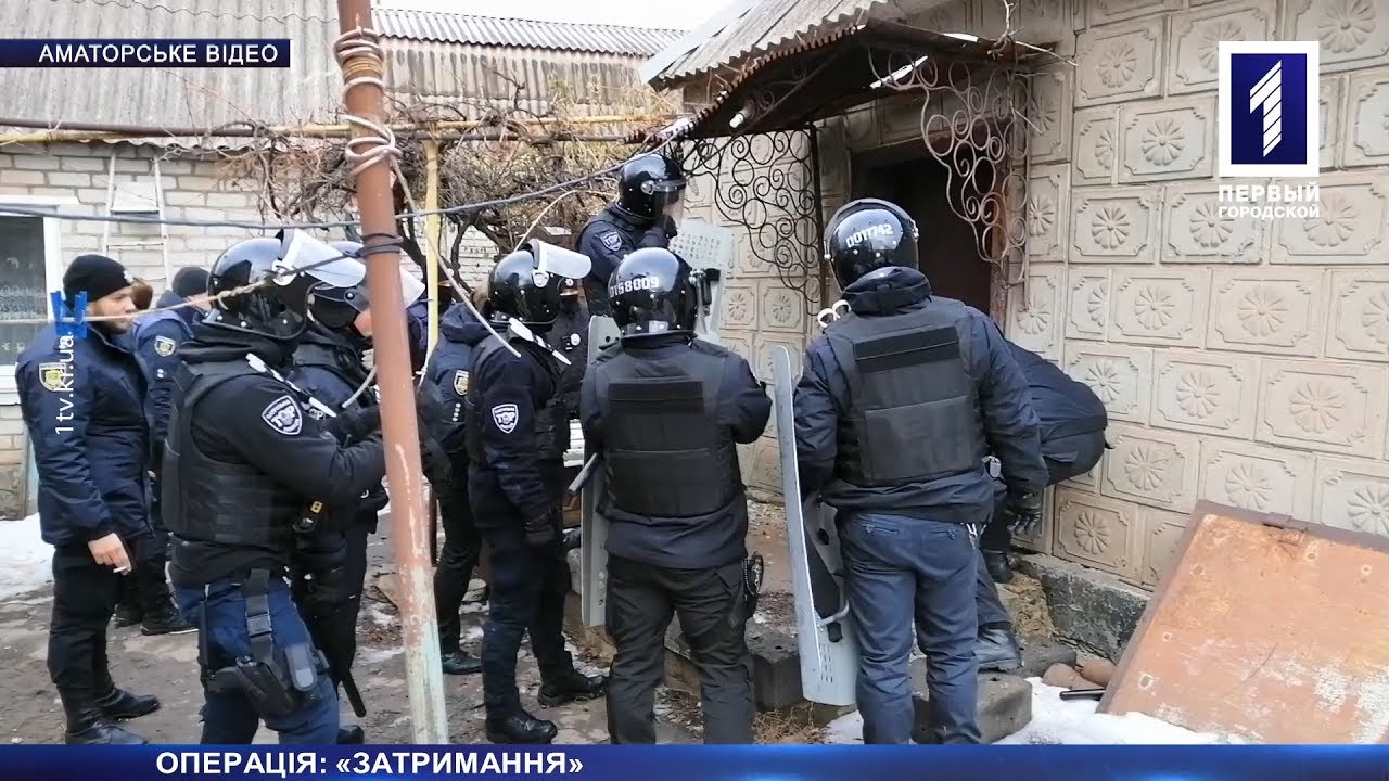 Затримали чоловіка, що замкнувся вдома з сокирою та серпом