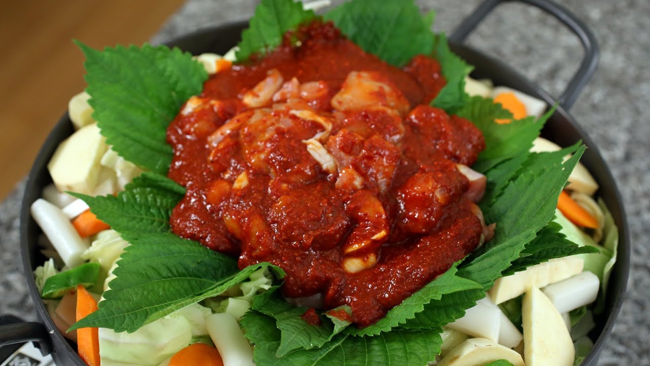Spicy grilled chicken and vegetables (Dakgalbi: 닭갈비)