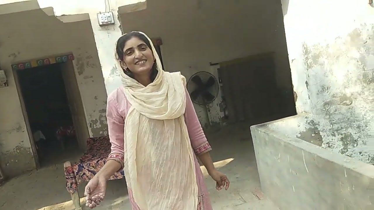 Man es platforms py hoty hovy b logon logon k samny bol nai skti. Village life in Pakistan