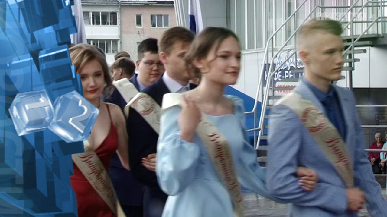 На центральной площади города состоялся выпускной бал для выпускников школ