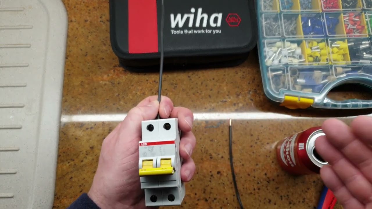 La forma correcta de apretar y conectar  las protecciones. Wiha 43465