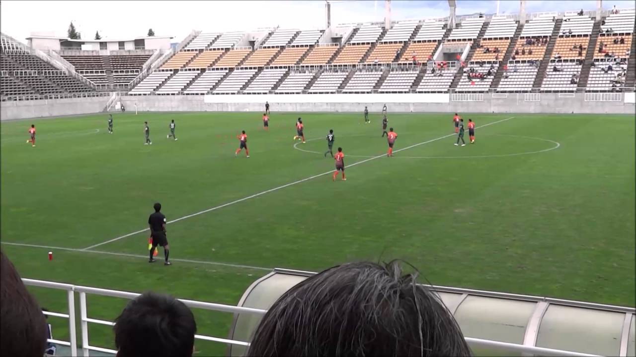 サッカーの試合でしばらく副審に注目して撮影してみた３