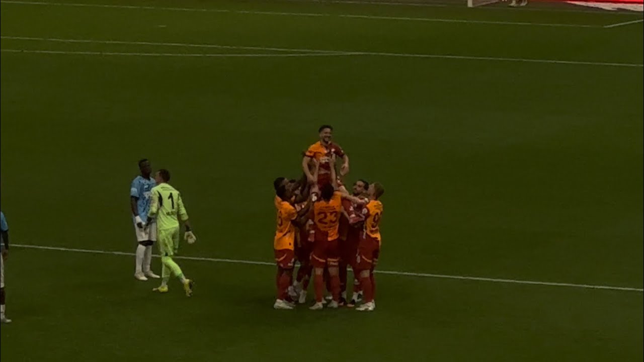 Yerine Sevemem, Mertens son maçından çıkarken duygusal anlar! Anonsu Eşi yapıyor!