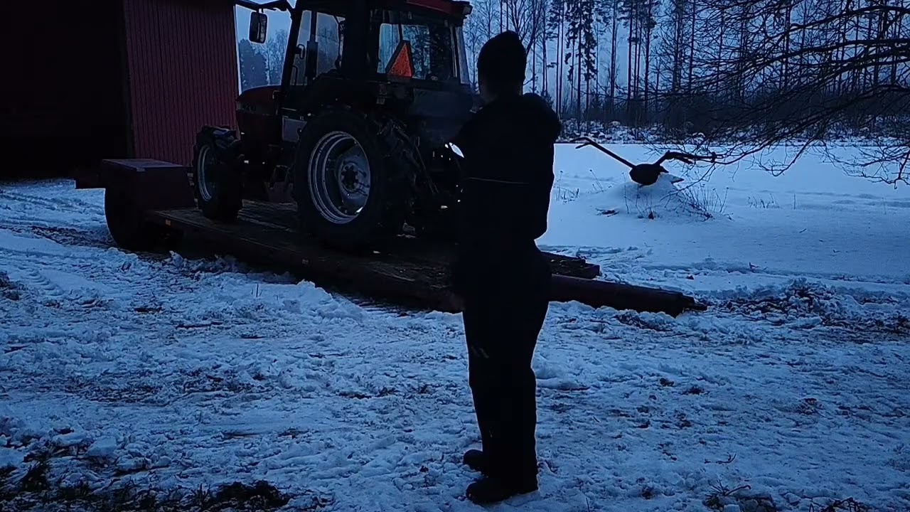 Ajetaan traktori lavetille. Miksi ja tuliko joku vika? 