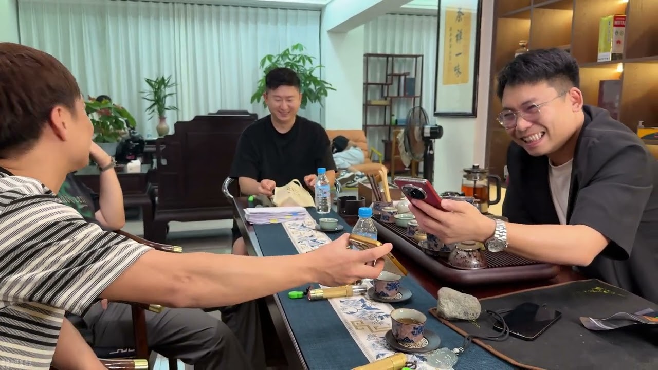 兩塊石頭，不同的選擇，不同的命運。你會怎麼選？#緬甸玉 #緬甸翡翠 #翡翠 #翡翠手鐲 #翡翠知識 #熱門 