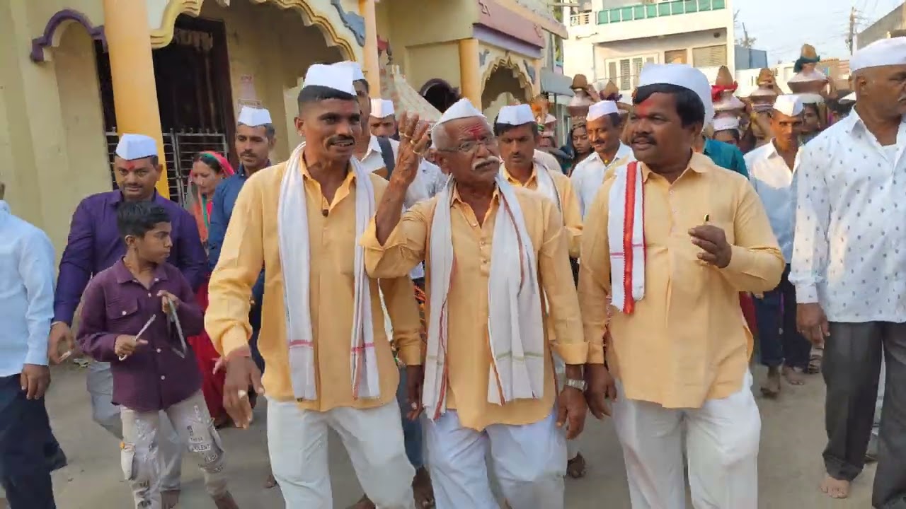 बहाळ येथिल कानबाई मातेच्या पाण्याच्या घागरी भरण्याचा कार्यक्रम श्री संत लिला कानबाई माता वही मंडळ. 