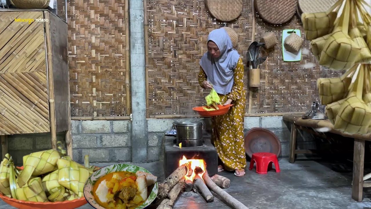 Merayakan lebaran ketupat bersama keluarga, masak ketupat sayur, masak di desa