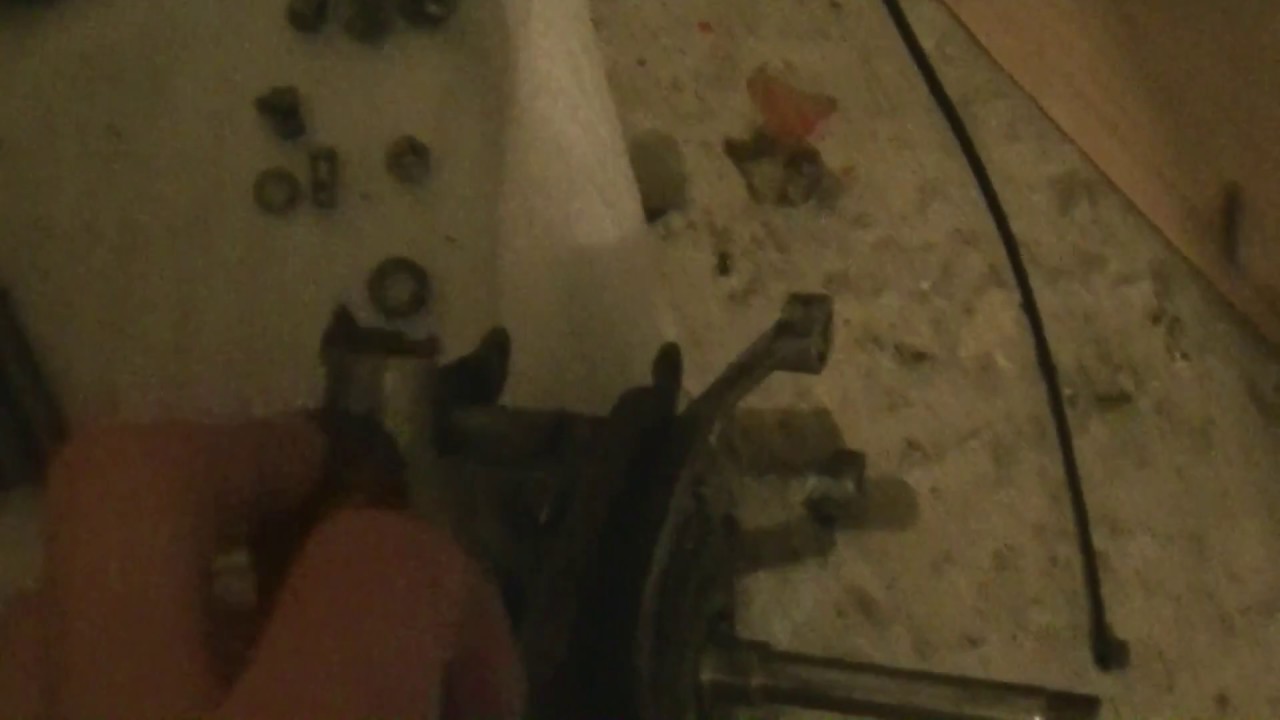 Méthode pour remettre le moteur d'un 103 sur son cadre.