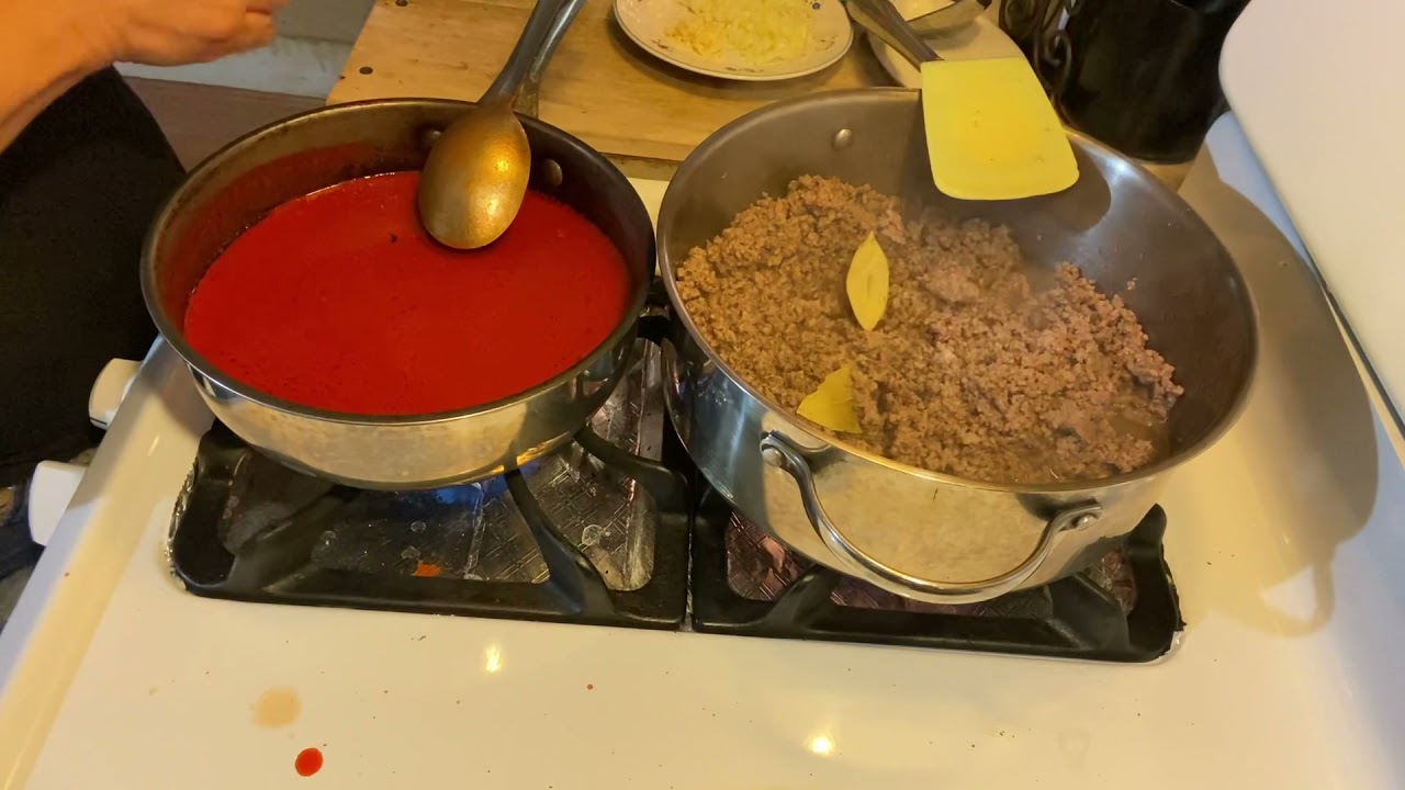 Tacos rojos rellenos de carne molida