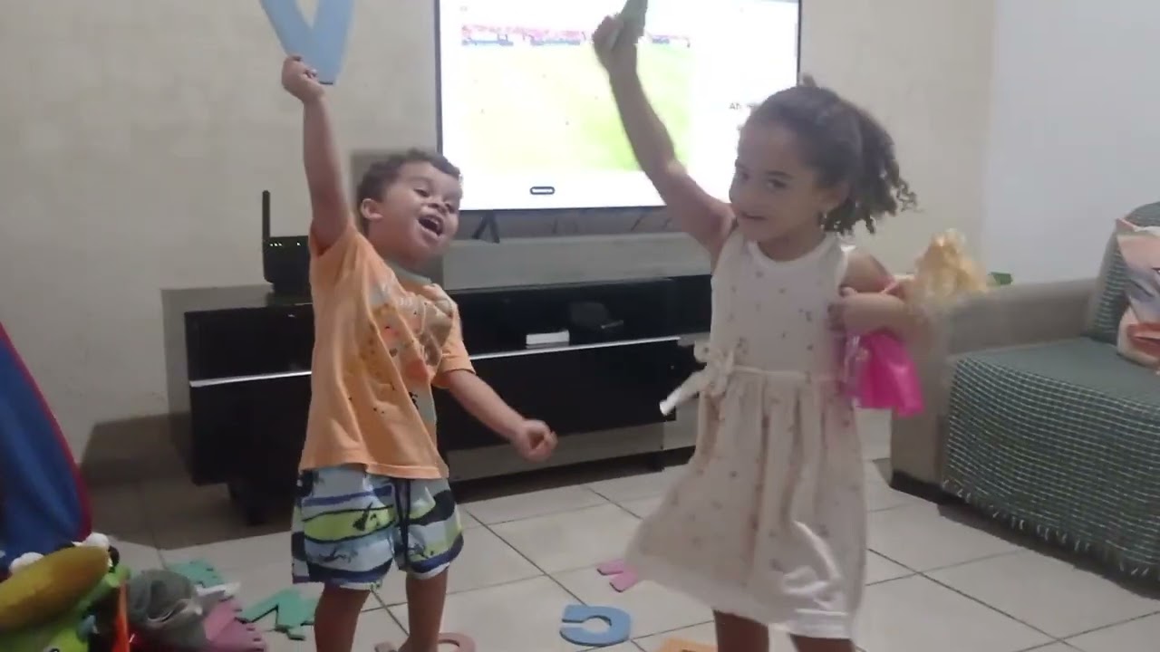 Heitor e lara brincando com as letras e os números