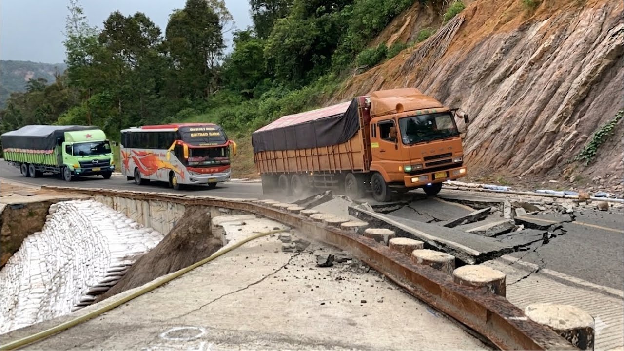 BATU JOMBA❗️BANYAK  ANGGARAN  YANG SUDAH  DI GUNAKAN&rdquo;KERUSAKAN  JALAN  YANG  SILIH BERGANTI.