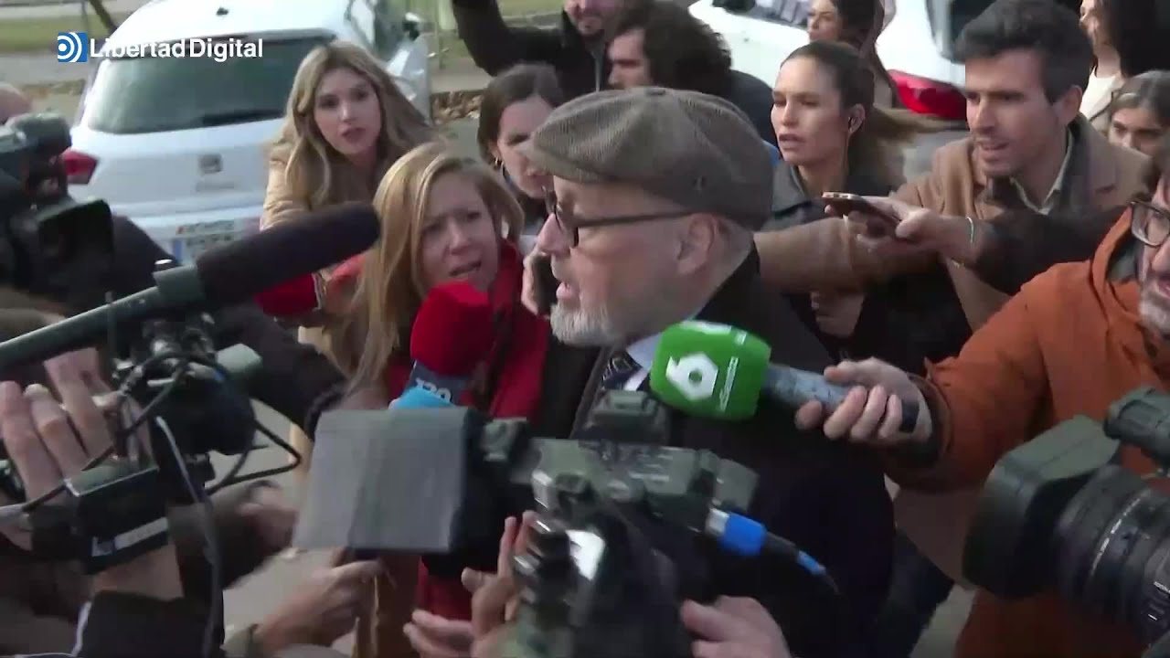 El abogado de Cerdán, acorralado por la prensa, tras salir de la cárcel