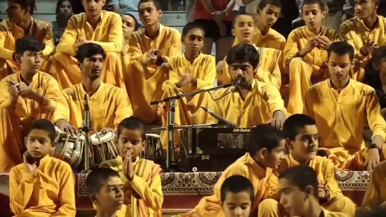 Maili Chadar Odh Ke ( मैली चादर ओढ़ के ) | Ram Adhikari | Soulful Bhajan | Parmarth Niketan |