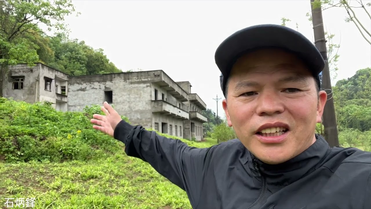 重慶山上一棟棟荒廢的民房，不知什麼原因，村民不知去向