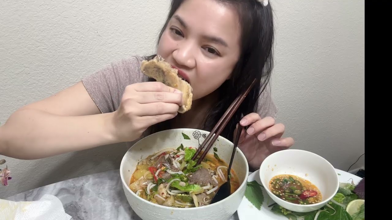 Bún bò Huế với ớt sa tế siêu cay! Ngon không thể tả #mukbang  #trending #foodie 
