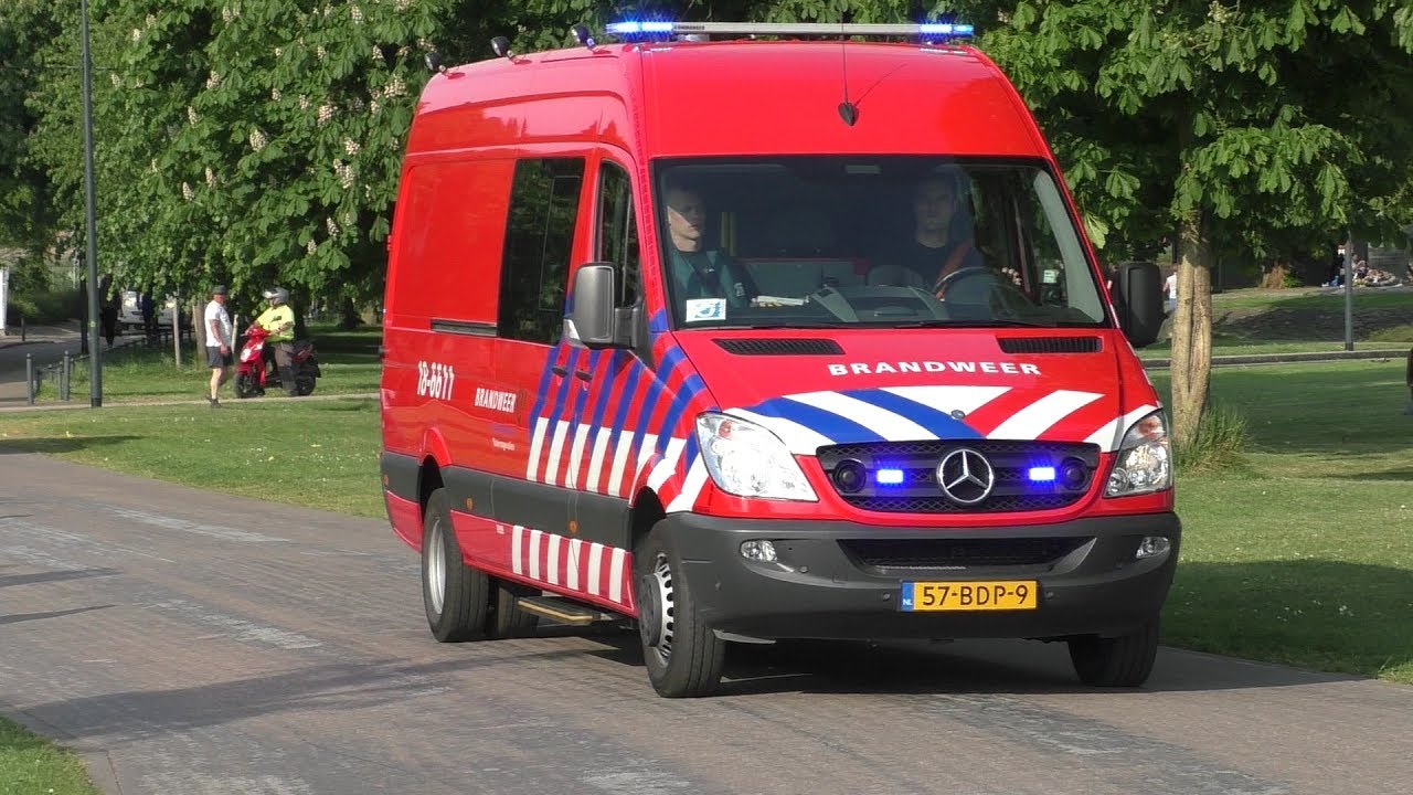 Hulpdiensten met spoed naar een persoon te water Buiten de Waterpoort Gorinchem
