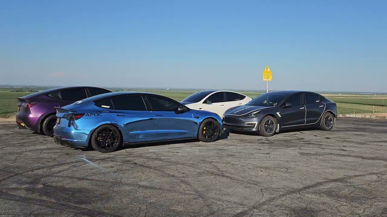 4 Tesla, 2 Model 3, 2 Model Y, one Mountain in the desert